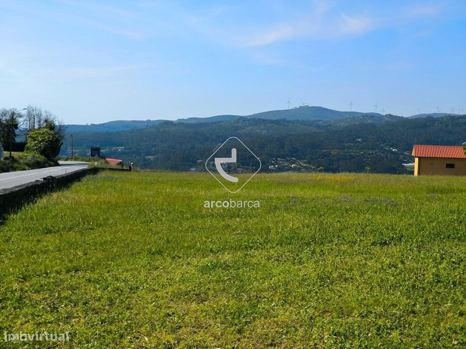Terreno urbanizável, plano, totalmente murado, com cerca de 2.500m2 -