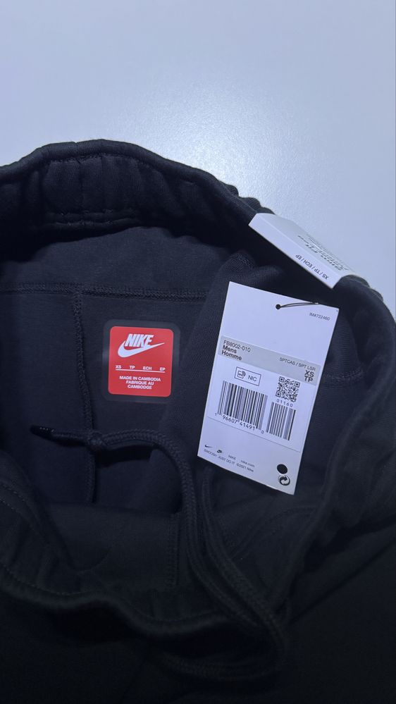 Nowe, czarne spodnie dresowe Nike Tech Fleece w rozmiarze XS joggers