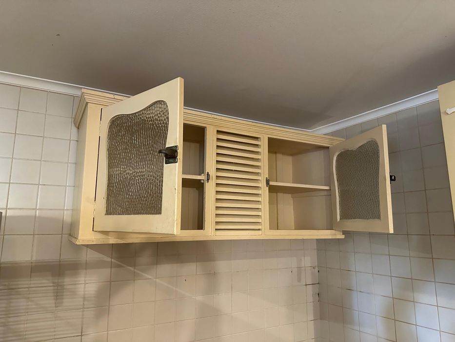 Título:
Armário antigo de parede: madeira, pintado de amarelo (Alfama)