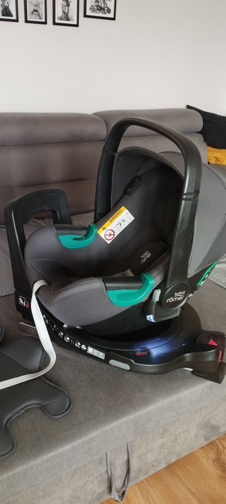 Fotelik samochodowy z bazą obrotową britax römer baby safe isense