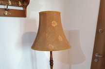 Lampa stojąca podłogowa drewniana z abażurem