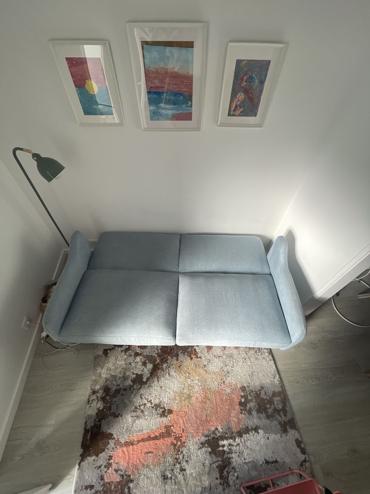 Sofá-cama azul claro / Light blue sofa bed