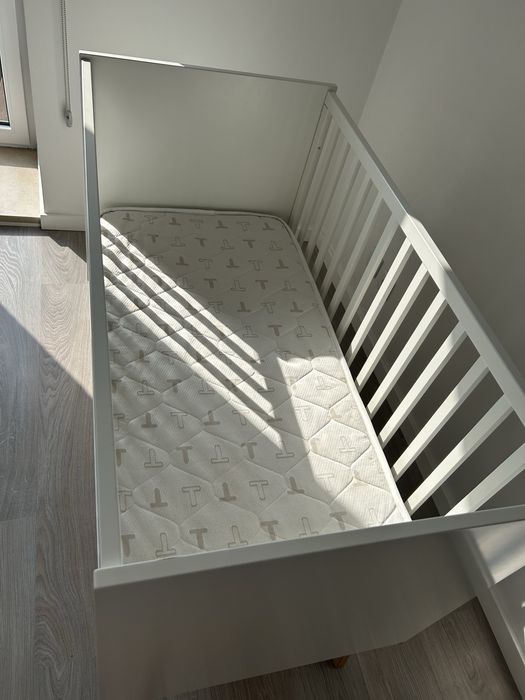 Cama com colchão e comoda Trama