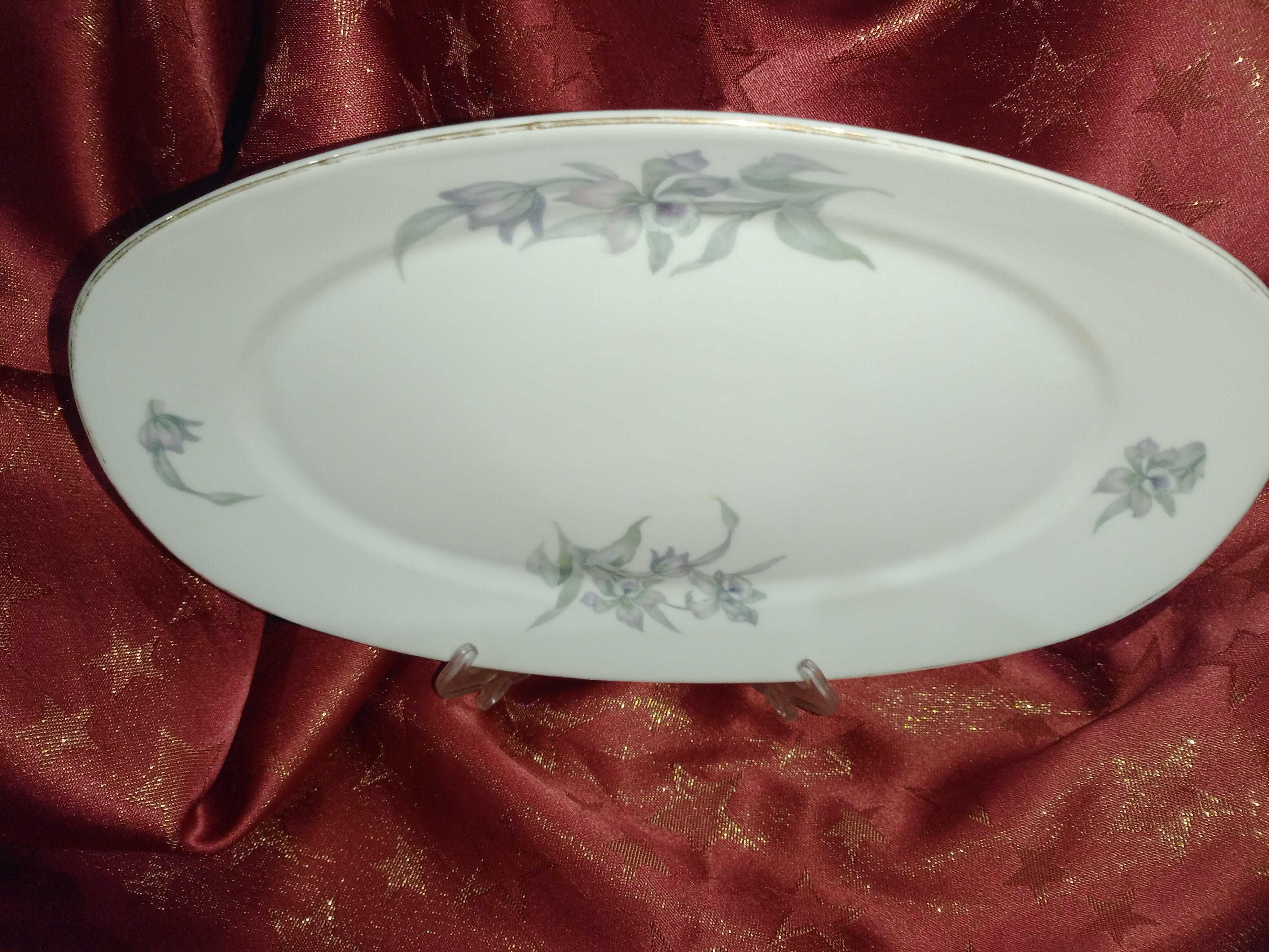 Półmisek porcelanowy w białym kolorze w kwiaty i z złotą obwódką.