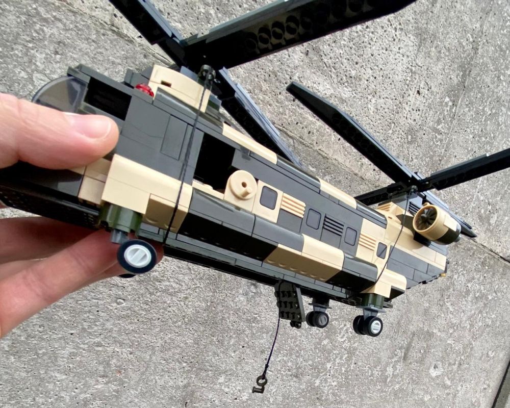 Військовий вертоліт Chinooc із Lego (Лего)