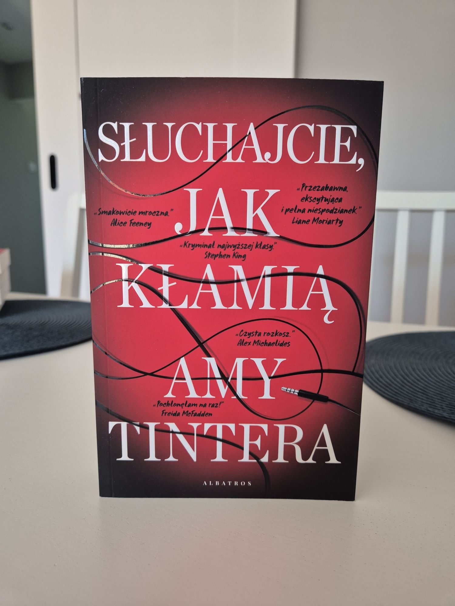 Słuchajcie, jak kłamią Amy Tintera