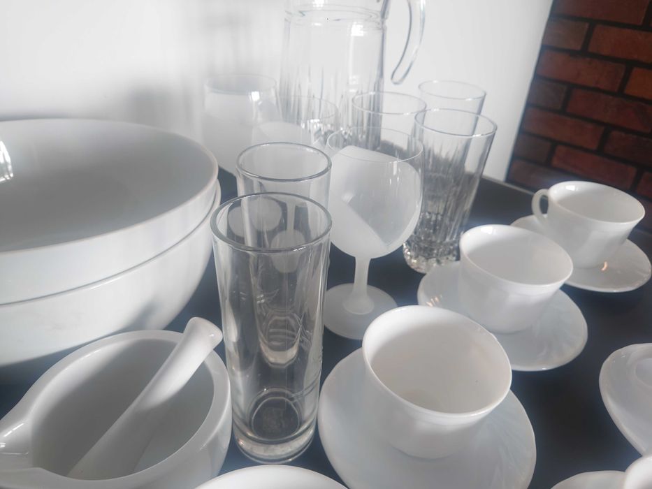 miski, filiżanki, talerze, kieliszki, szklanki, dzbanek, moździeż
