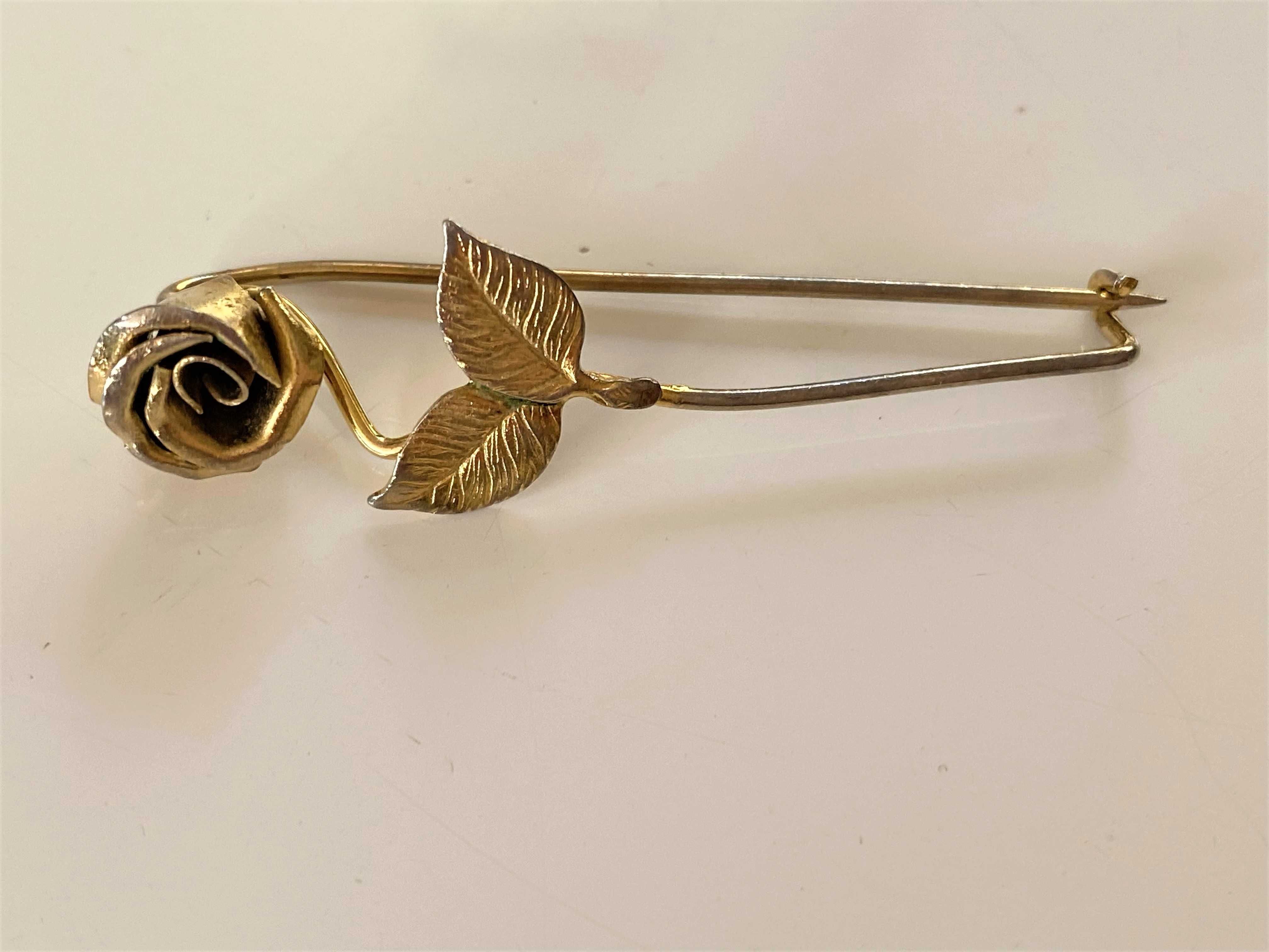 Biżuteria: kolczyki z cyrkoniami, 2 broszki, naszyjnik i bransoletka