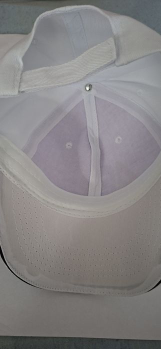 czapka z daszkiem biała z napisem