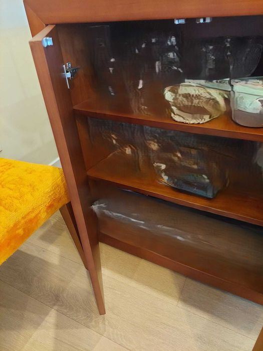 Elegante aparador em cerejeira