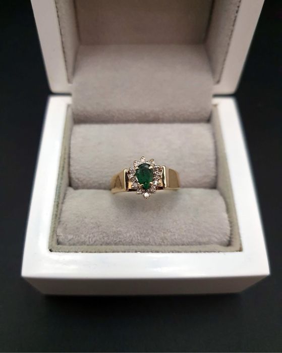 Śliczny Złoty Pierścionek zdobiony Szmaragdem i Brylantami