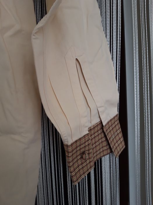 Camisa de mulher de cor bege, com gola, punhos e botões em xadrez cast