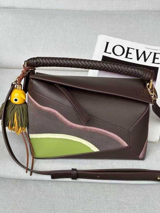 Bolsa de ombro com elementos geométricos da Loewe