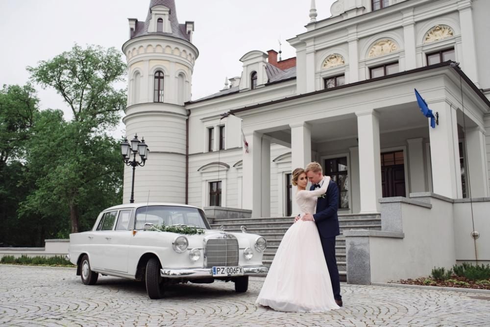 Pojazd do ślubu klasyczna limuzyna ponad 50-letni Mercedes retro