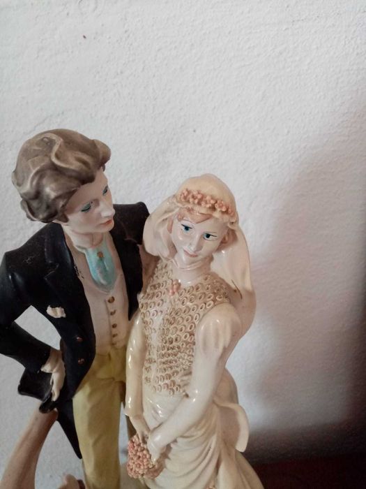 Estátua Noivos com base em madeira