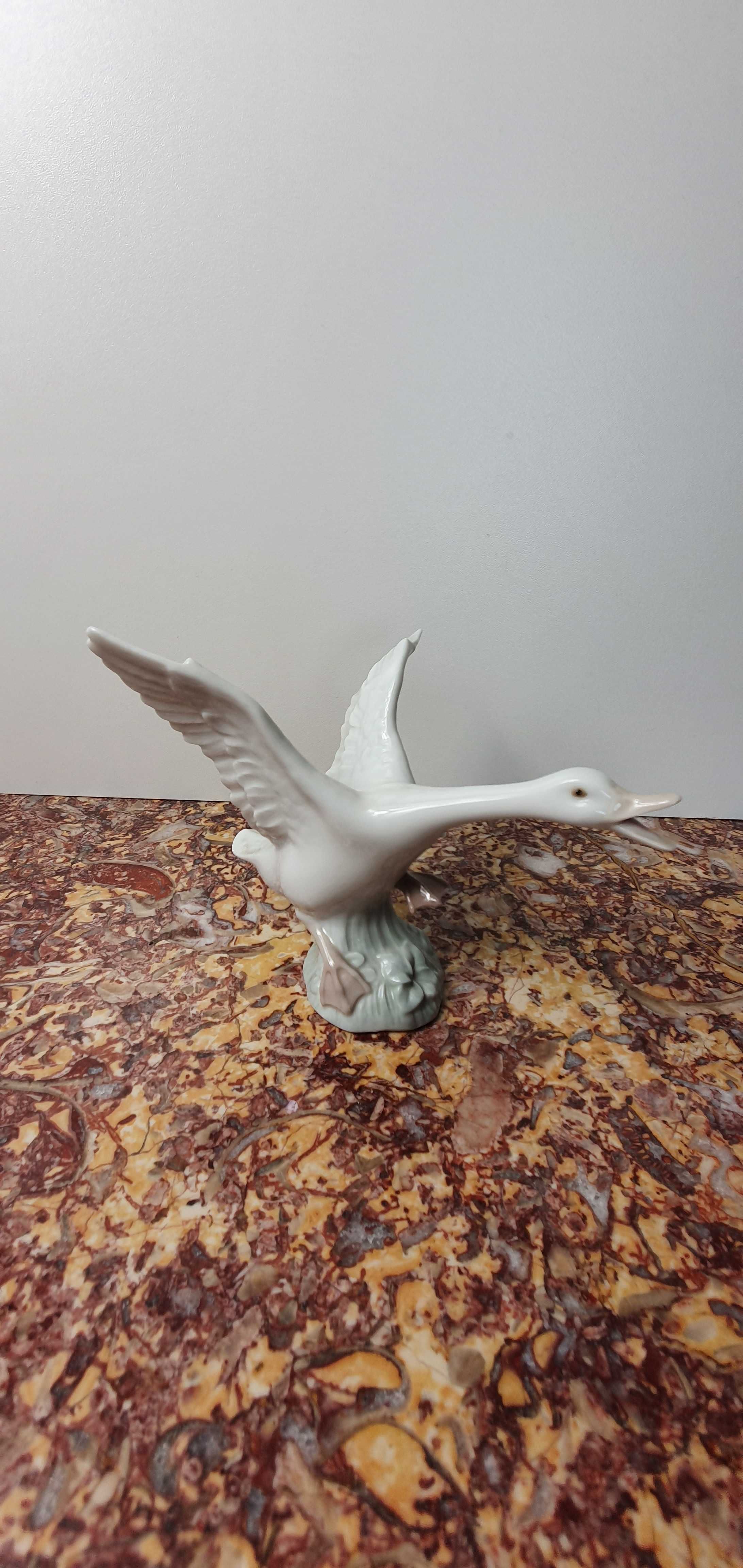 Figurka Lladro "Lecąca gęś"  1265 porcelana 13 cm Hiszpania