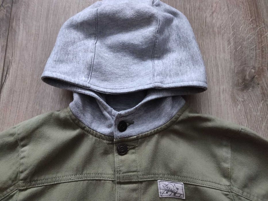 Коттоновая куртка Sinsay р. 140 зеленого цвета с капюшоном.