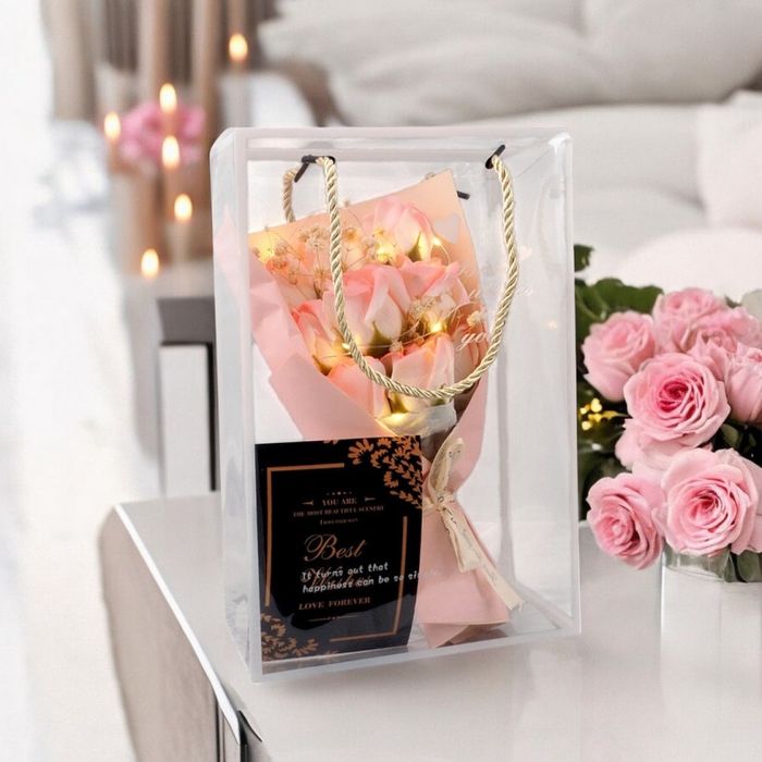 Bukiet zapachowych kwiatow mydlanych w pudelku, roze na prezent swiece