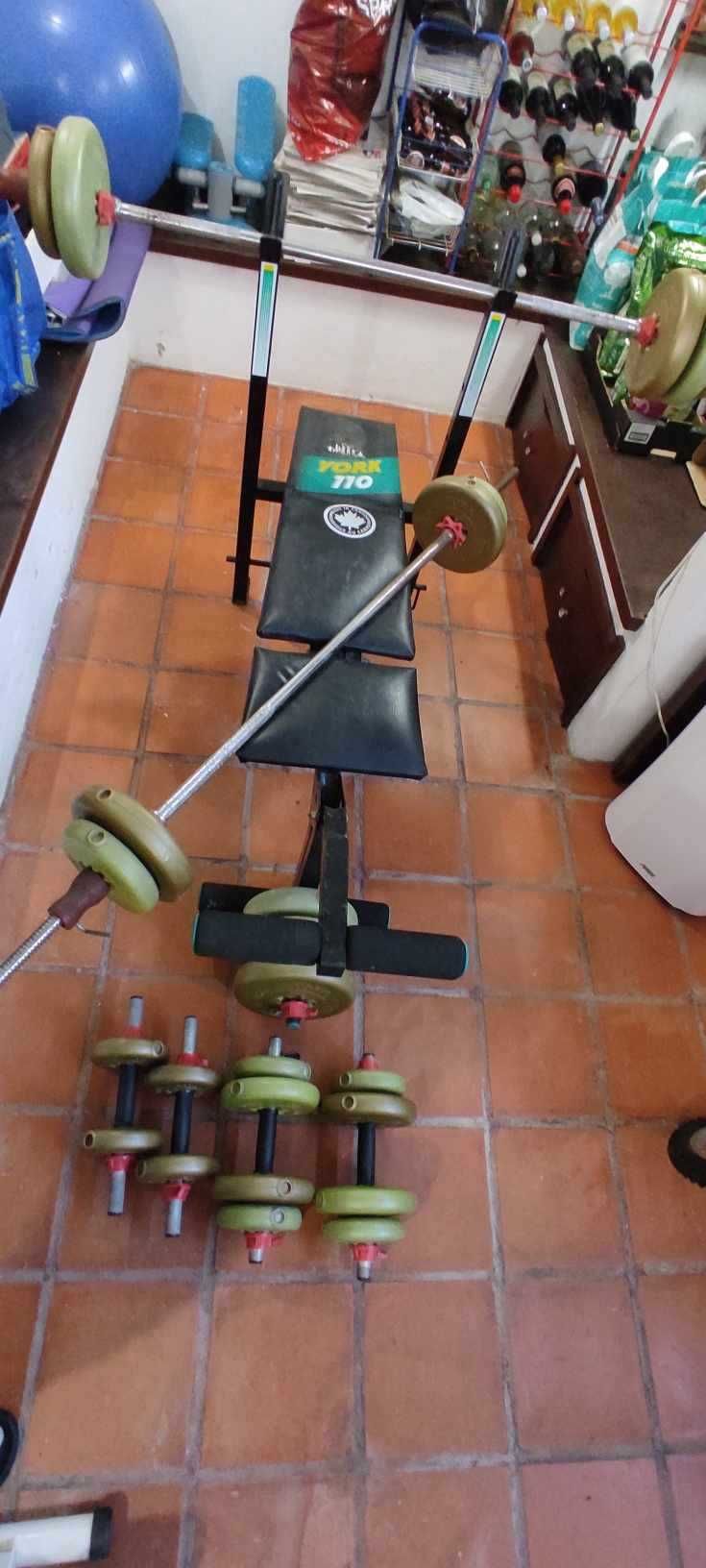 Banco de musculação com pesos e barras