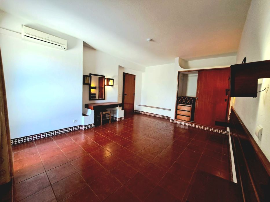 Apartamento T1 na Rua da Oura em condomínio com piscina