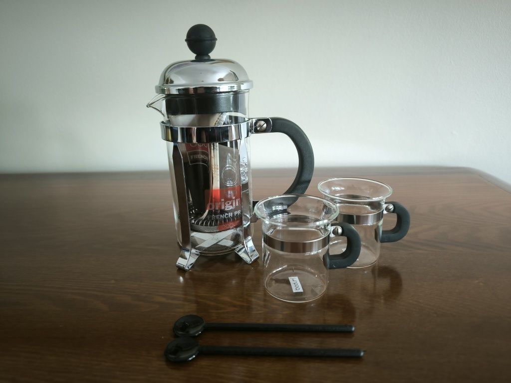 Cafeteira e 2 chávenas Bodum (novo)/Garrafa de vidro antiga