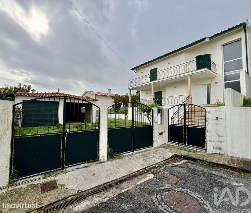 Moradia geminada T5 em Anha de 228 m2