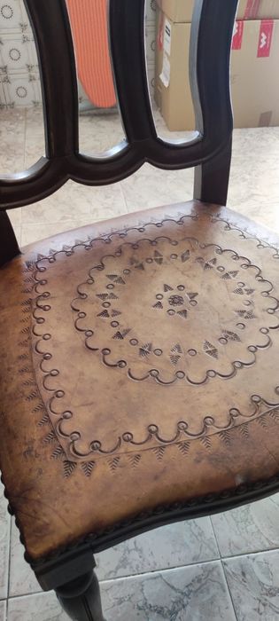 Mesa mais 4 cadeiras antigas