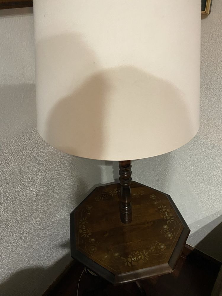 Candeeiro abajour com suporte mesa muito bonito e em excelente estado!