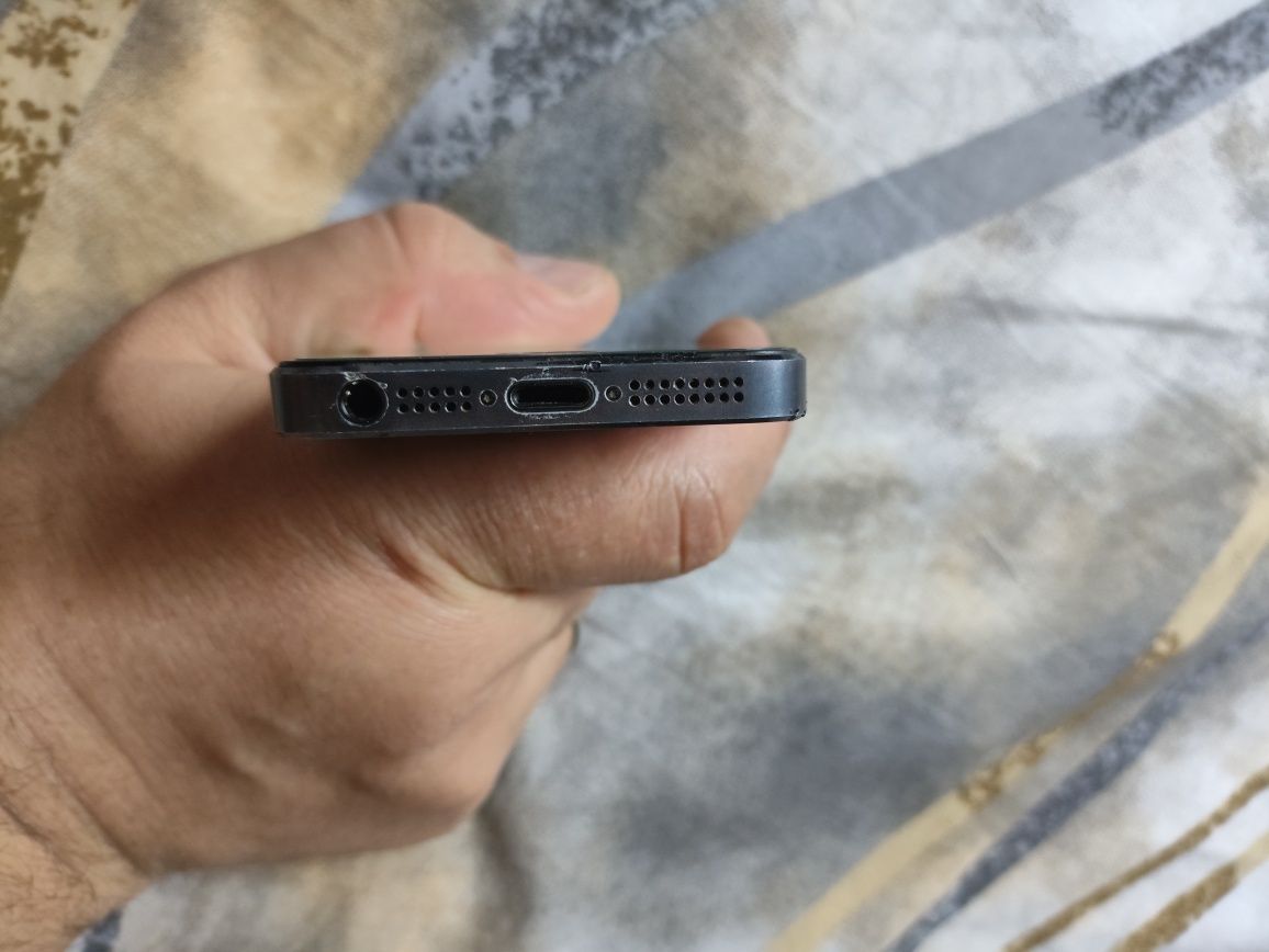 Продам iPhone 5 .