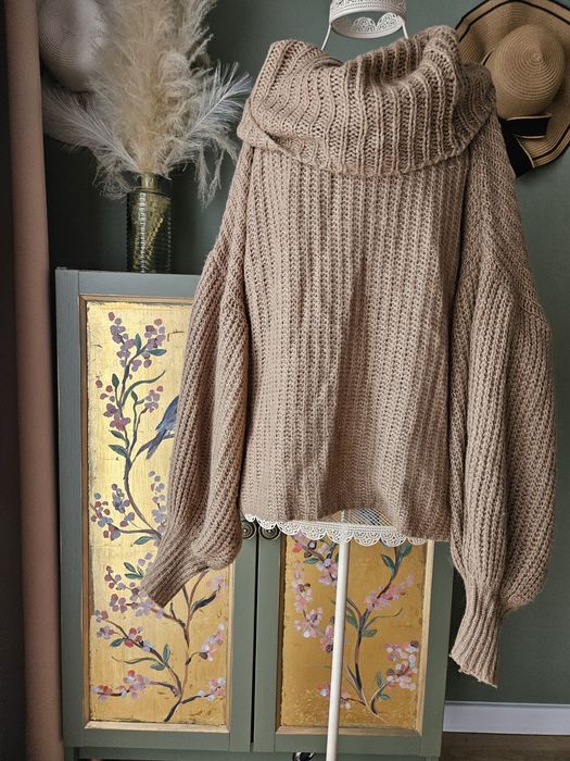 Jesienny sweter oversize'owy damski z dużym golfem brazowy włoski