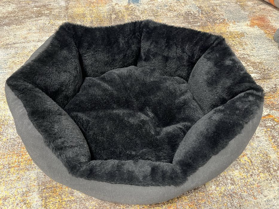 Место доя собак, лежанка черного цвета , меховая