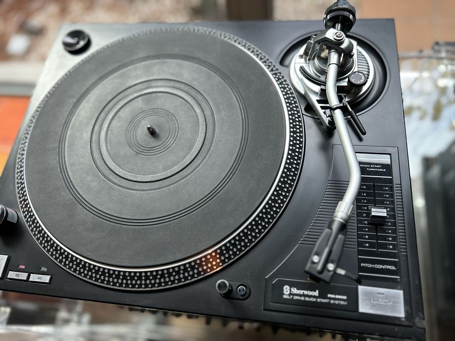 Gira discos Sherwood PM9800 em bom estado.