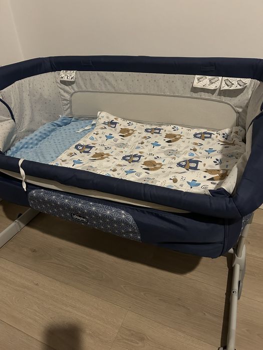 Łóżeczko Chicco Next2Me granatowe plus prześcieradła