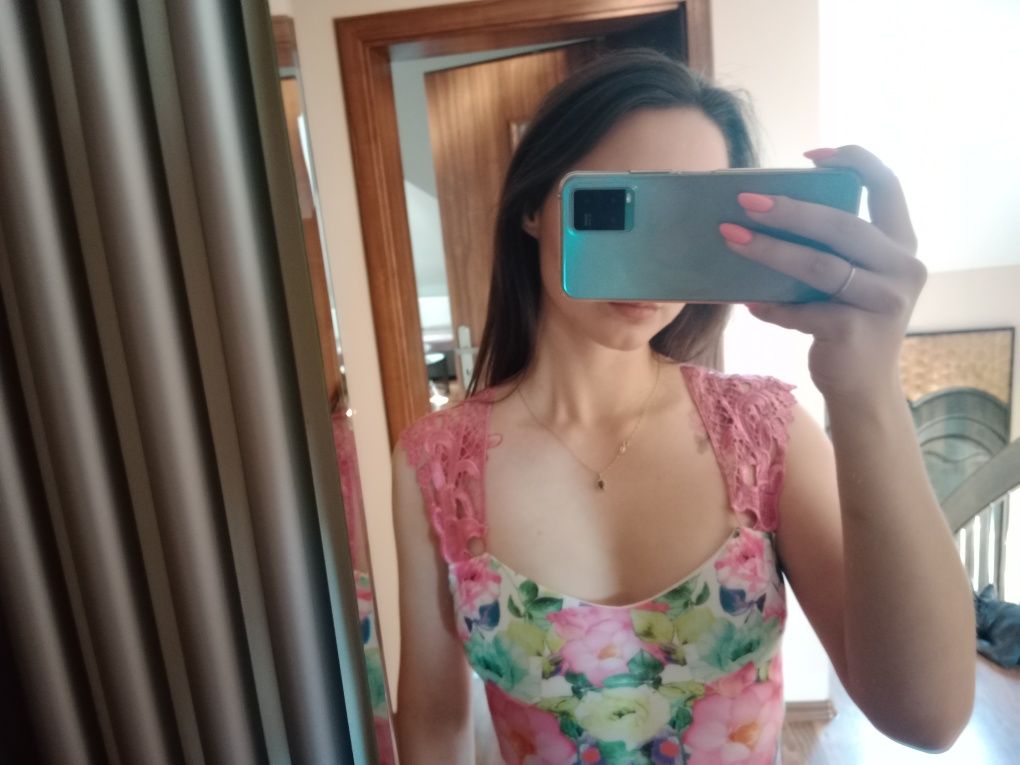 Sukienka w kwiaty na lato