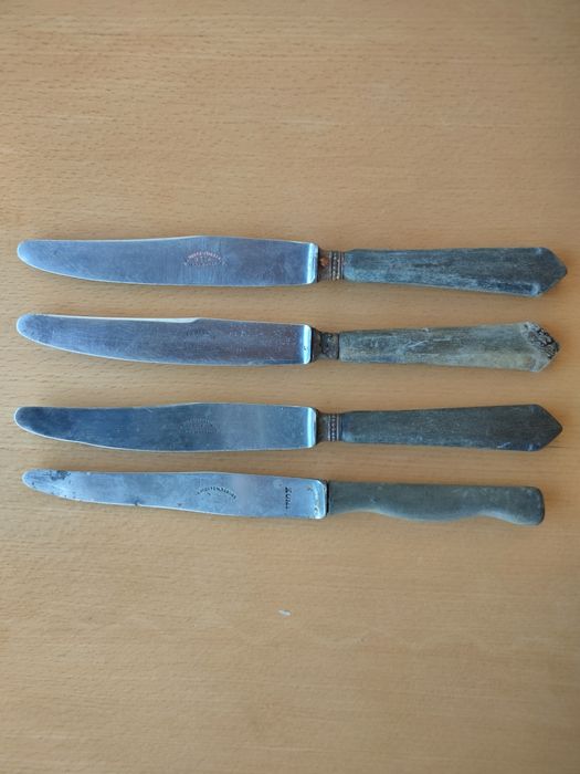 Conjunto de facas antigas com cabo em madeira.