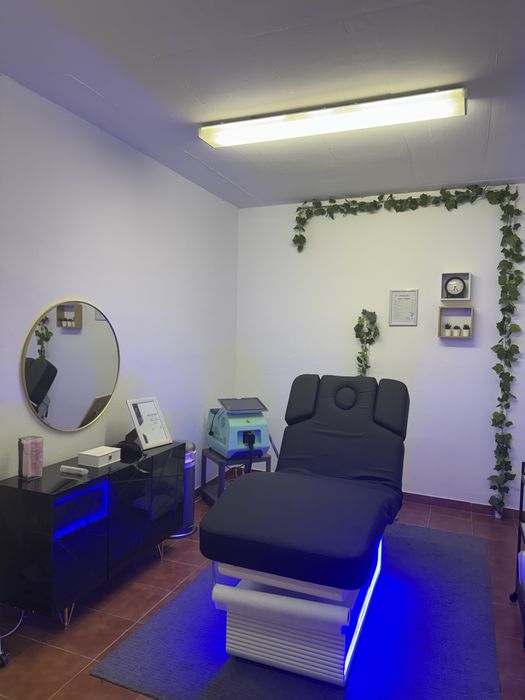 Sala equipada para prestação de serviços de depilação a laser