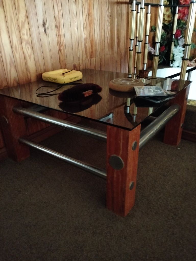 Mesa de centro com tampo de vidro