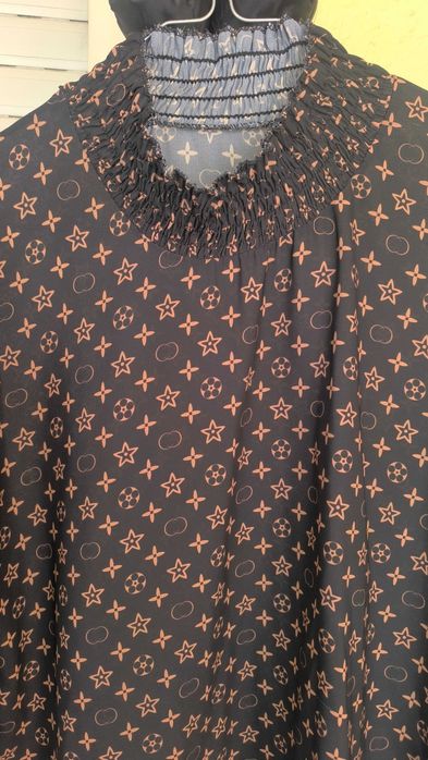 Blusa Gola Elástica - Tamanho L - Manga Comprida