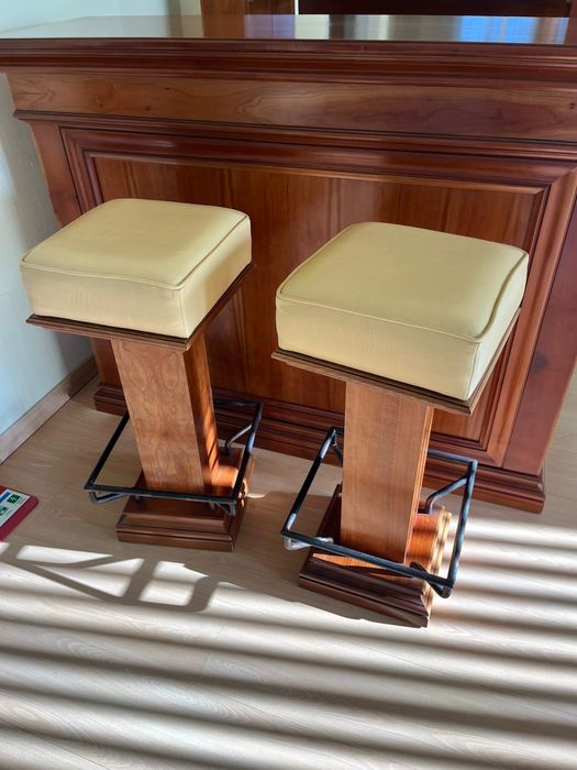 Bar estante. Bar  com 2 bancos