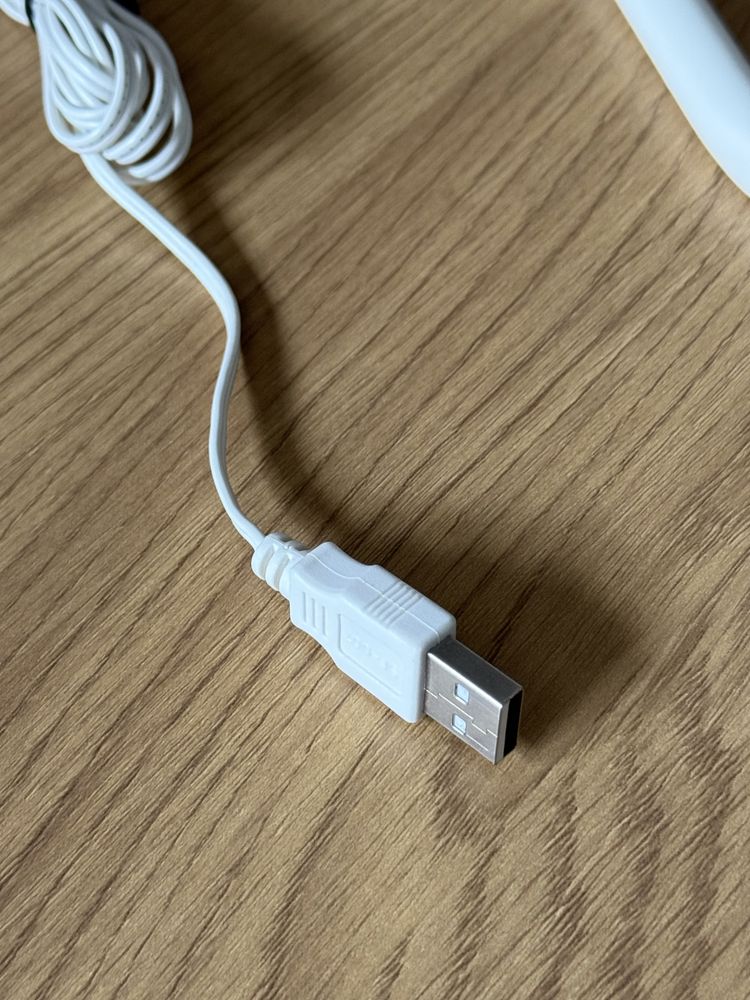 Biały mały lampka biurkowa – USB, regulowana, bez uszkodzeń