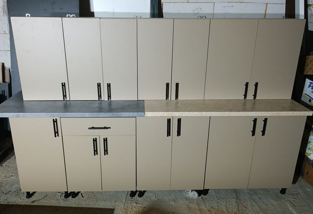 Кухня в зібрано у вигляді нова