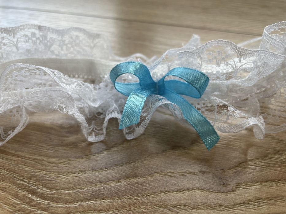 Podwiązka ślubna z niebieską kokardką
