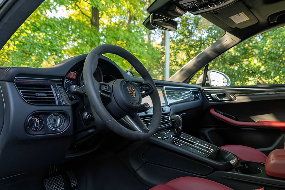 Porsche Macan      2023