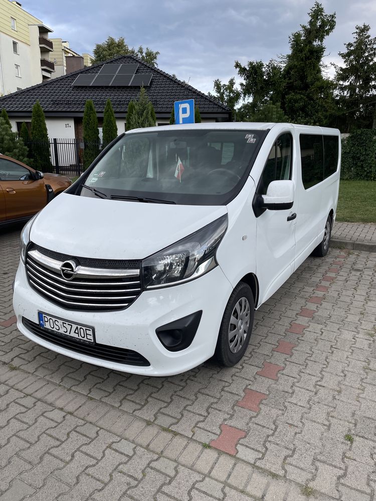 Wynajem Busa 9 osobowego OPEL VIVARO LONG