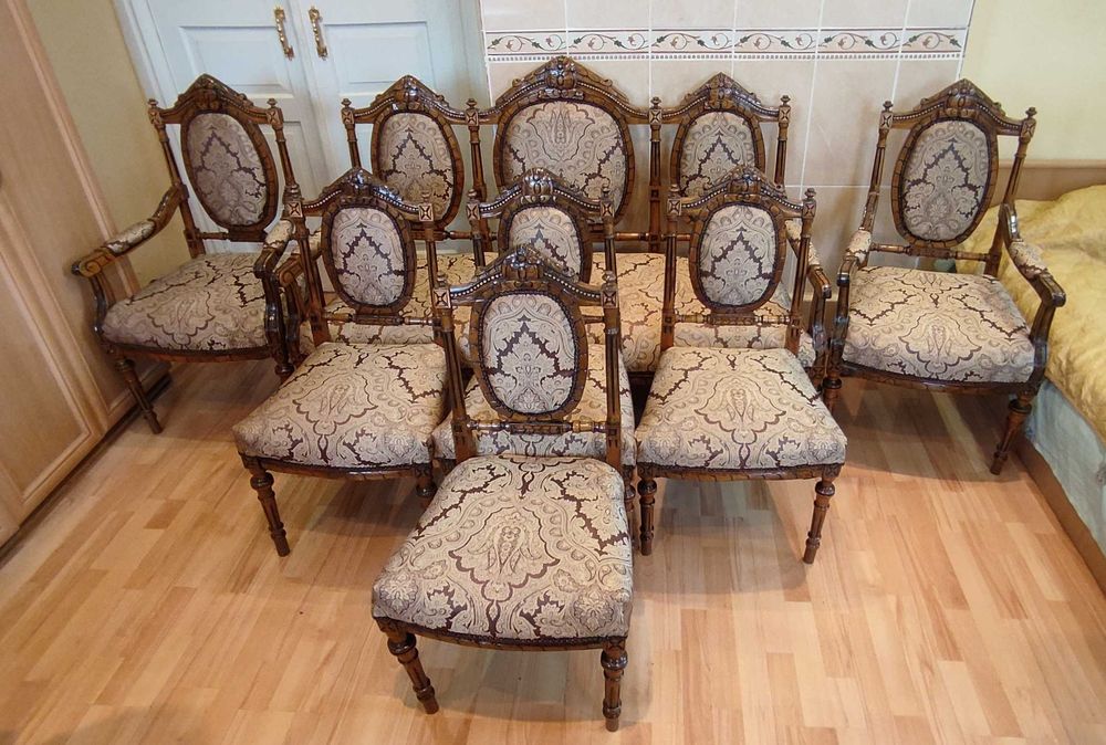 Антикварная мебель: 1 диван, 2 кресла, 4 стула.