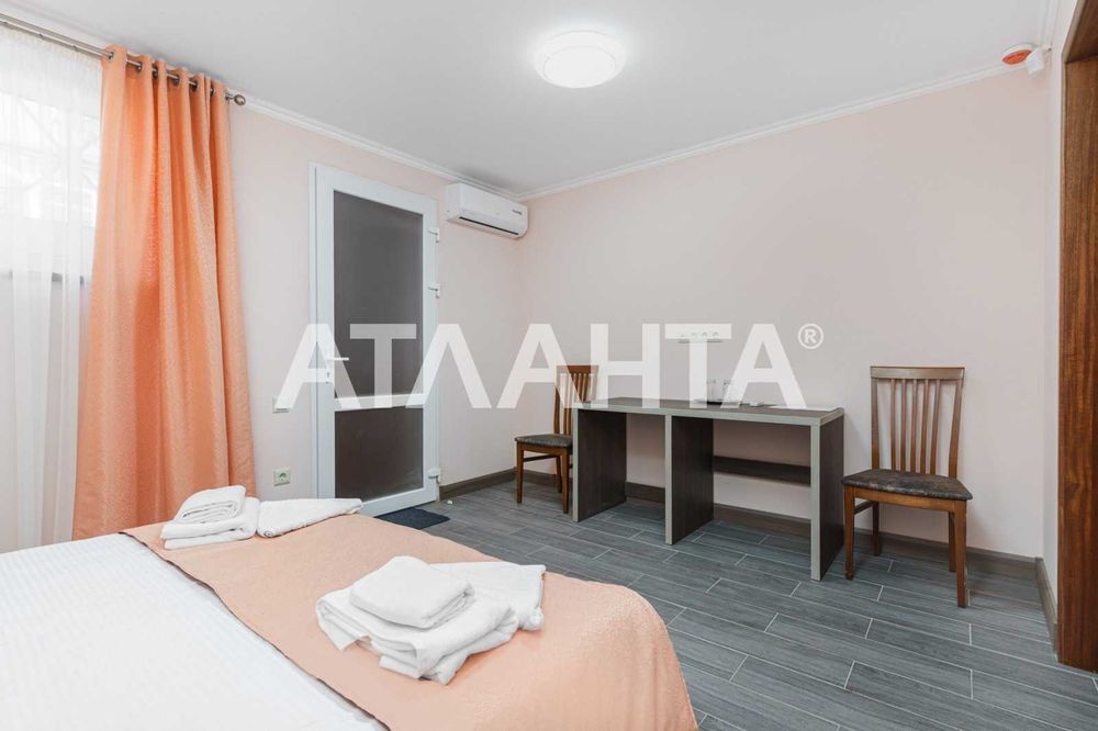 Гостиница в пешей доступности 13 фонтана! Бассейн!