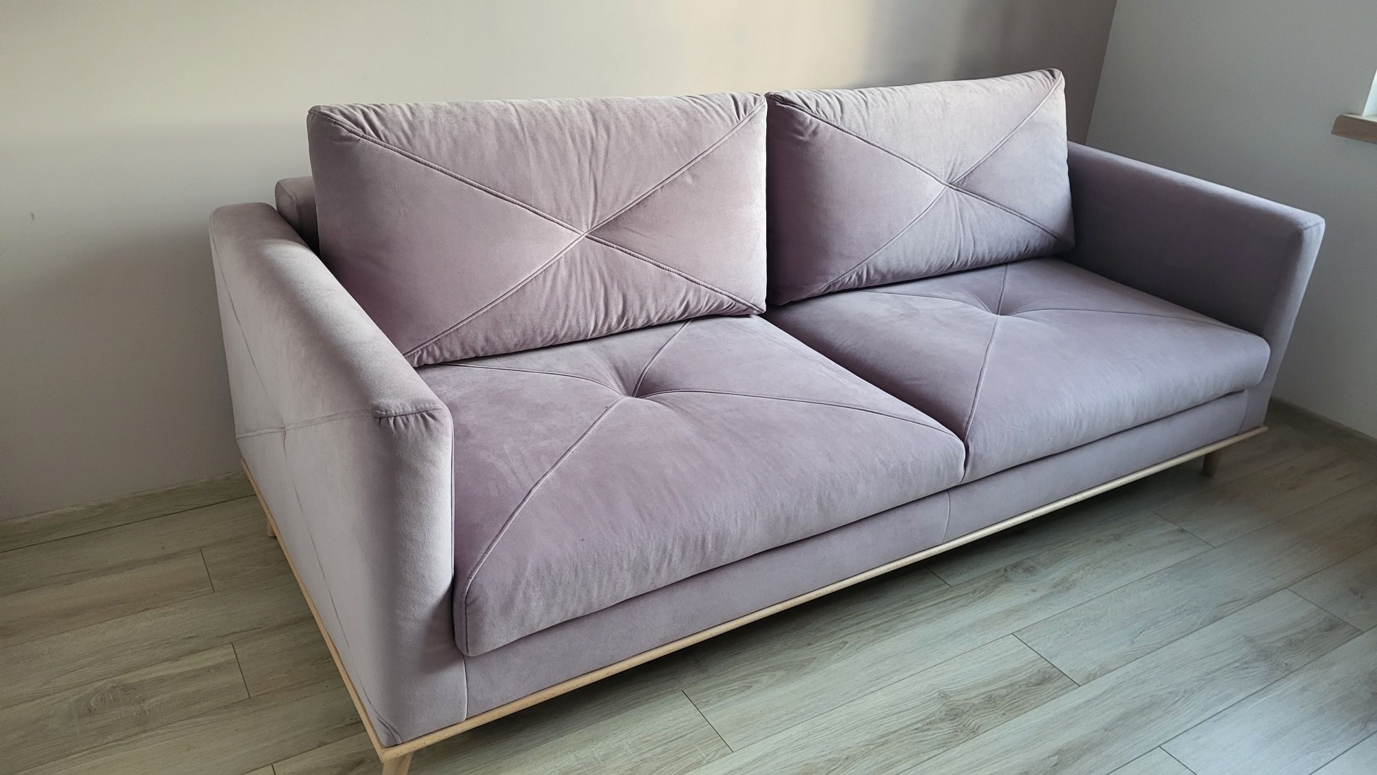 Sofa welurowa na drewnianych nóżkach
