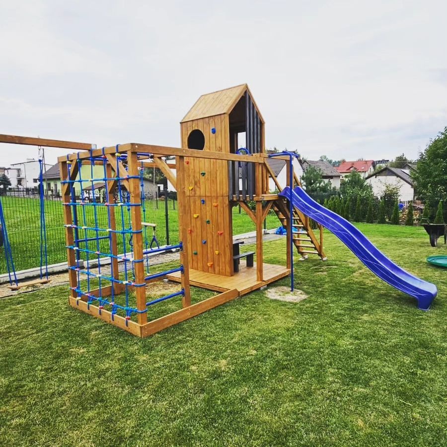 Drewniany plac zabaw MAŁPI GAJ model Blaze Max Nowoczesna Stodoła