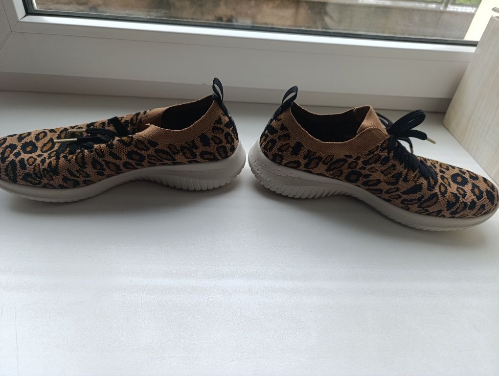 Жіночі кросівки SKECHERS Ultra Flex Safari Tour Lopard Athletik Shoe W