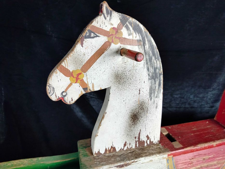 Stary uroczy drewniany konik na płozach SZ1005